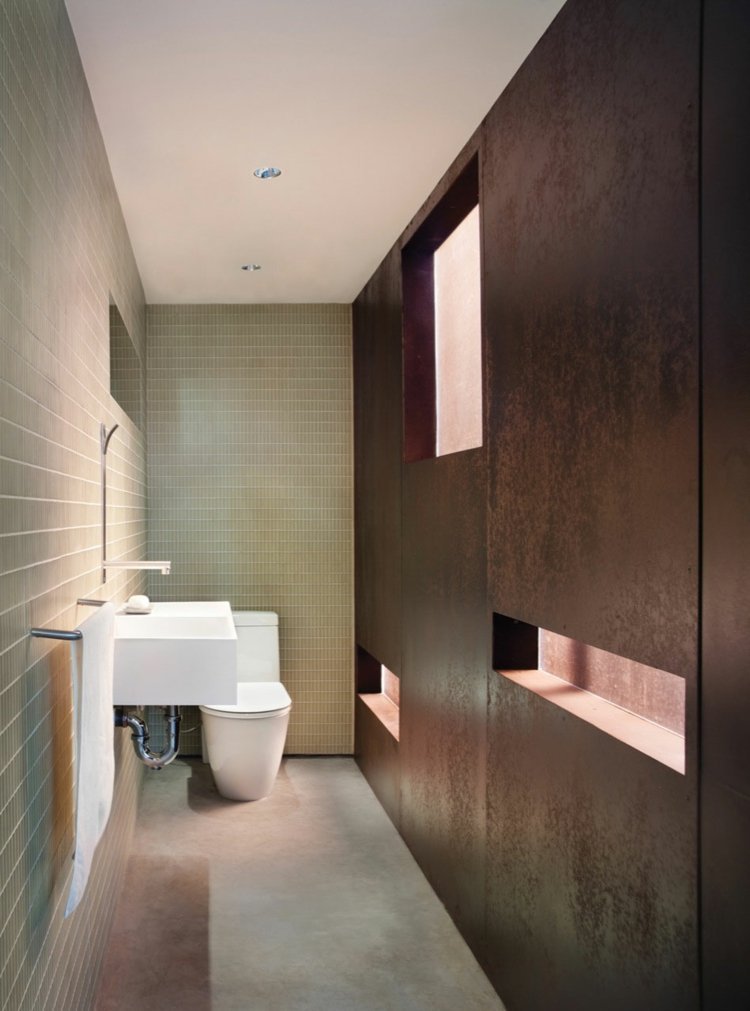 o pequeno banheiro estreito design de parede escura design de pia