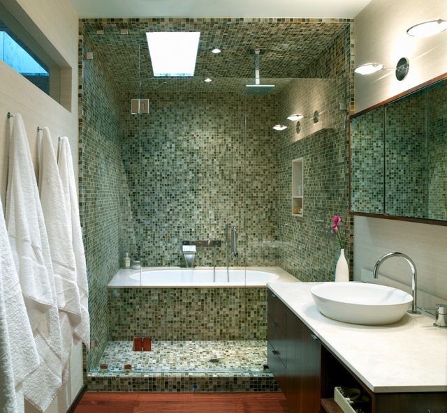 Móveis de banheiro em mosaico pia de madeira escura