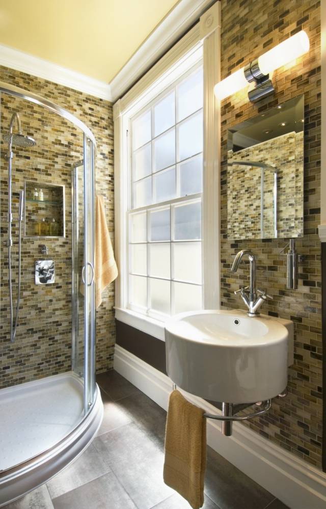 Cabine de duche de canto em torno dos azulejos do toucador