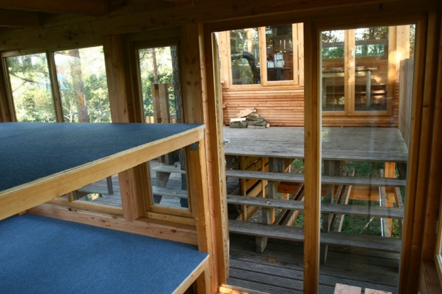 Campo de férias com moldura de madeira-quarto-casa na árvore