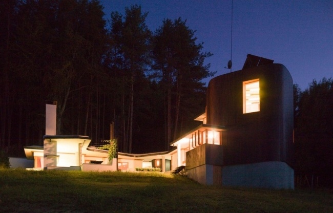 Casa de campo de designer em casa de pescador à beira do lago após iluminação