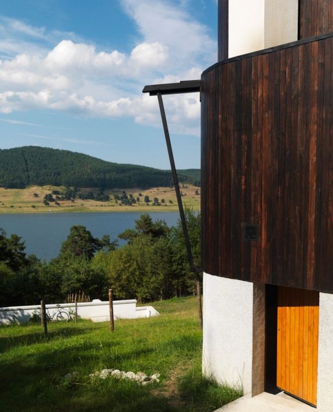 Reservatório de Batak, Bulgária Simon gill Architects Villa com fachada de madeira, design moderno