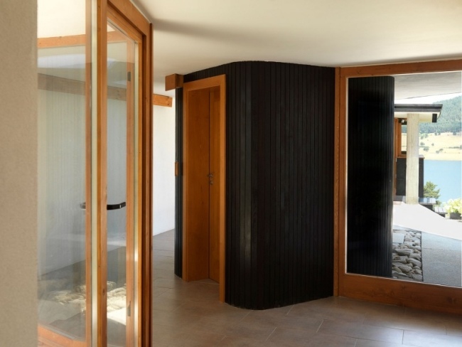 Decoração moderna de casa de férias com vista panorâmica de piso de ladrilho de madeira