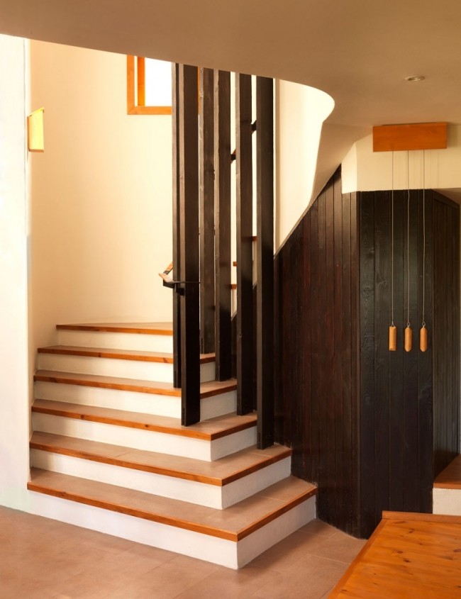 Design de escada design de interiores em tons de madeira aconchegantes