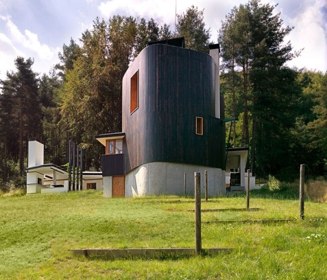 Cabana do pescador Simon Gill Architects fachada moderna vista para o lago Batak, Bulgária