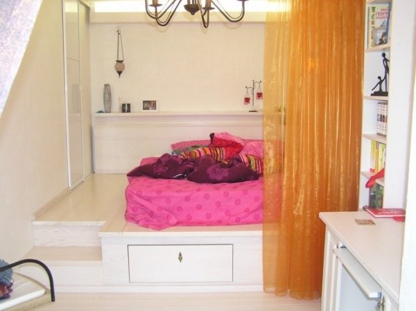 cama alta para adultos gaveta com cortinas brancas