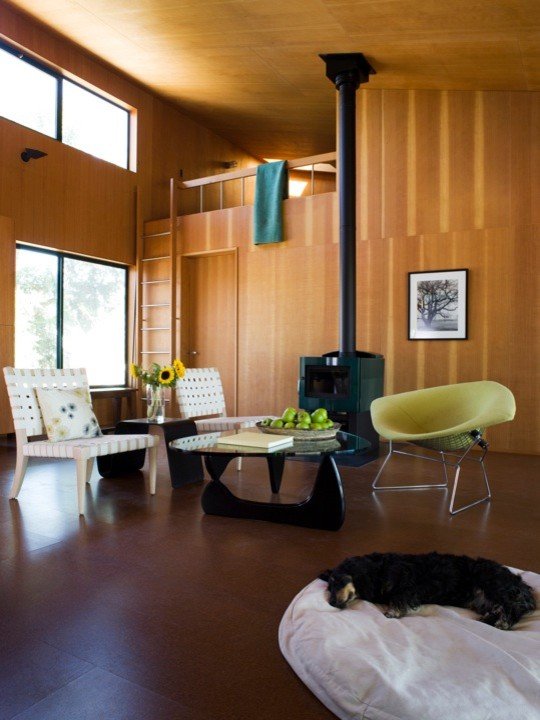 cama alta para adultos painéis de madeira lareira casa da floresta sala de estar