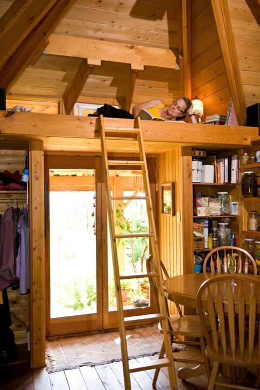 pequena cabana floresta cama loft escada compacta