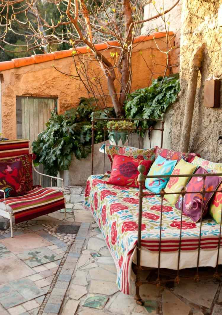 espreguiçadeira ao ar livre estilo mediterrâneo travesseiros coloridos design do pátio rústico