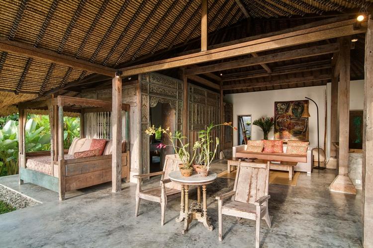 terraço cama ao ar livre área de estar com dossel em estilo exótico