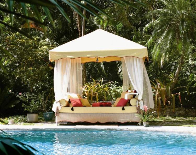 espreguiçadeira tropical design ao ar livre piscina com dossel palmeiras