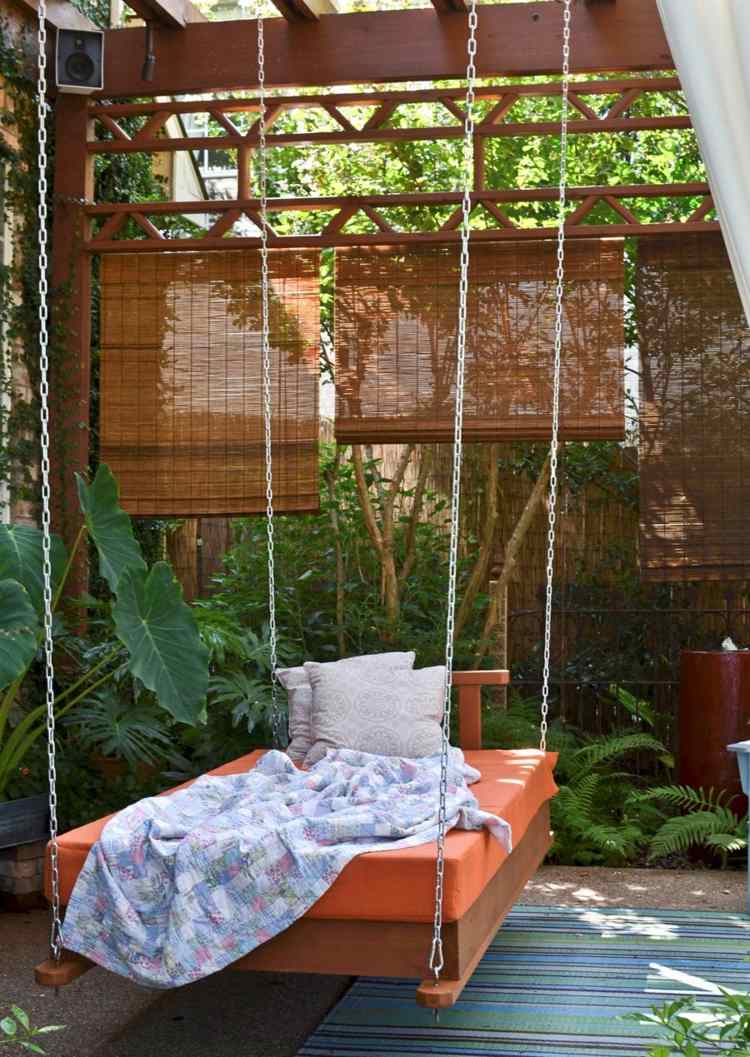 cama correntes de balanço ao ar livre colchão laranja terraço com jardim