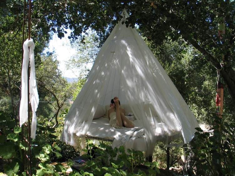 balanço cama ao ar livre mosquiteiro jardim de árvores