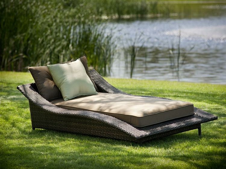 espreguiçadeira de vime pernas da cama ao ar livre gramado lago