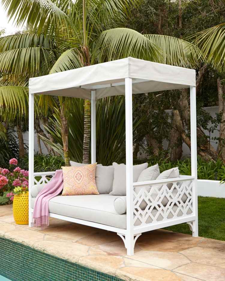espreguiçadeira de madeira branca romântica ao ar livre com espreguiçadeira e piscina