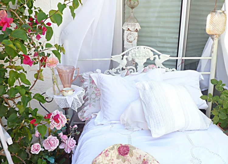 Déco romântico ao ar livre rosa cama vintage branco