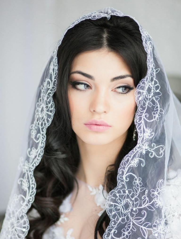 noiva maquiagem estilo indiano olhos azuis véu romântico