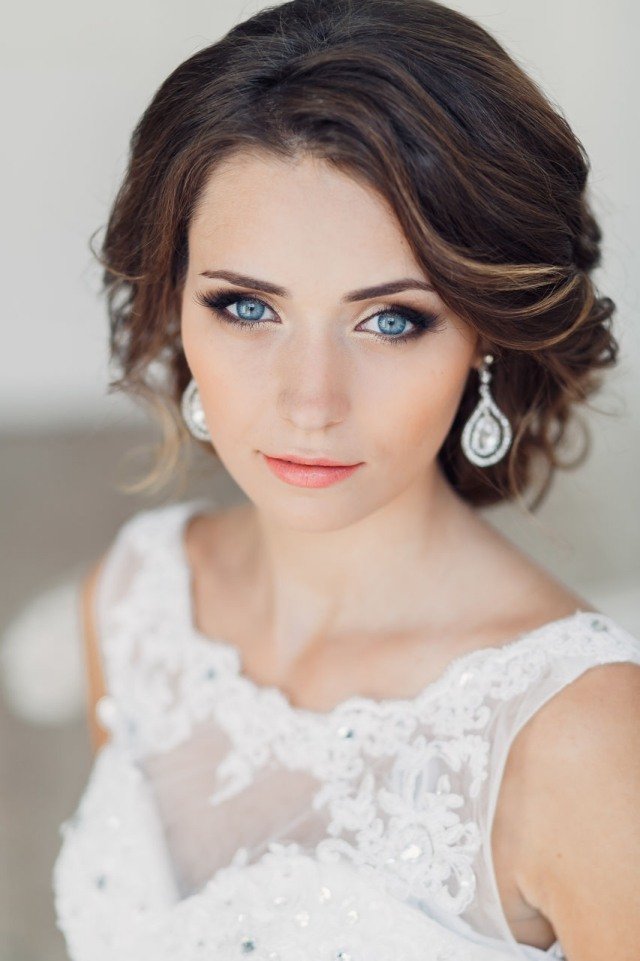 Vestido de noiva retrô-penteado maquiagem com ênfase nos olhos, com máscara e rímel