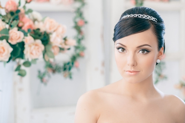 Noiva-moda-casamento-maquiagem-precisa-curva-delineador-cabelo-tiara
