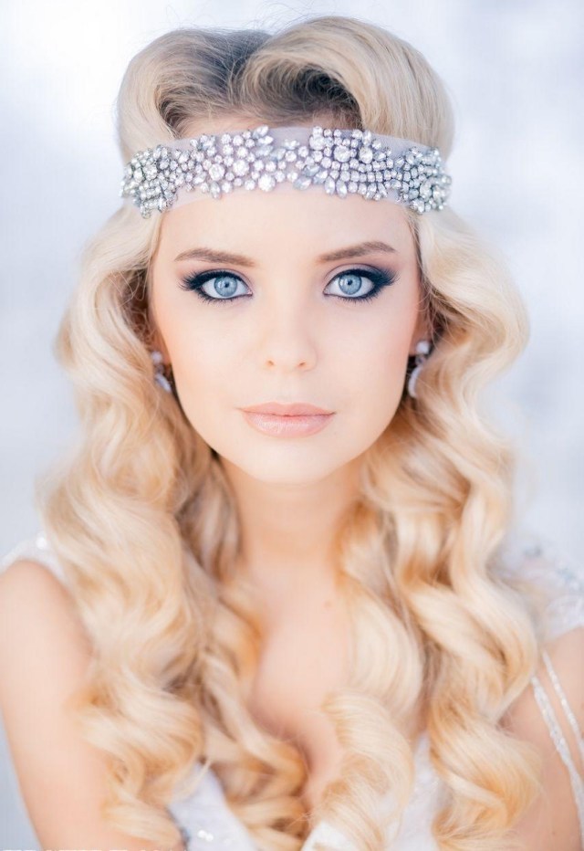 Rímel de maquilhagem de olhos azuis penteado de casamento preto com acessórios