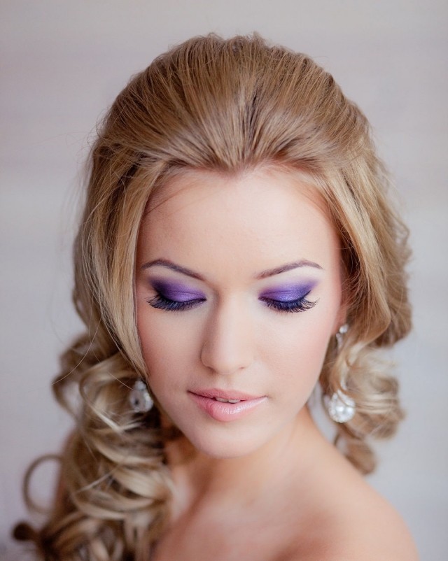 Cores de maquiagem para casamento - sombra roxa - brilho de batom