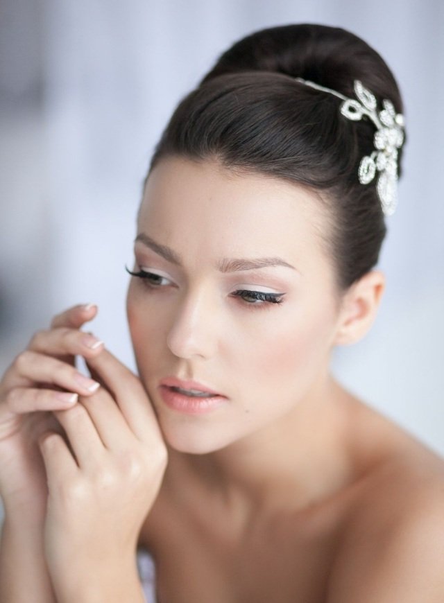 Cílios delineador preto puxar brilho labial coque ideias de penteado moda nupcial