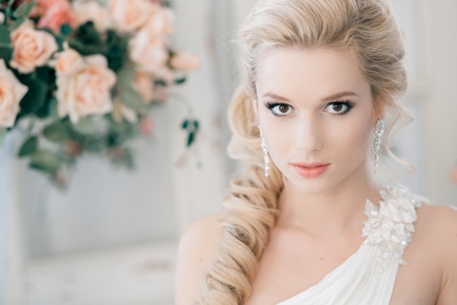Maquilhagem de casamento suave para a pele, mesmo os olhos realçam o delineador