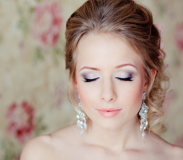 Ideias para looks de noiva em olhos esfumados com bochechas vermelhas permanentes