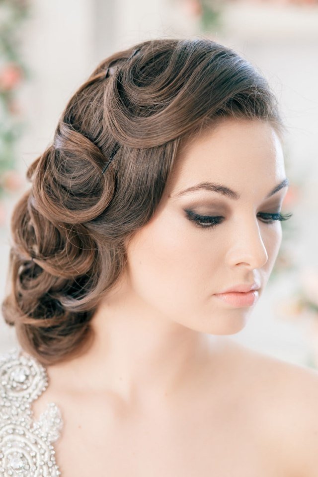Sombra de olhos de noiva mate combinando com a cor do cabelo - dicas de maquiagem para casamento