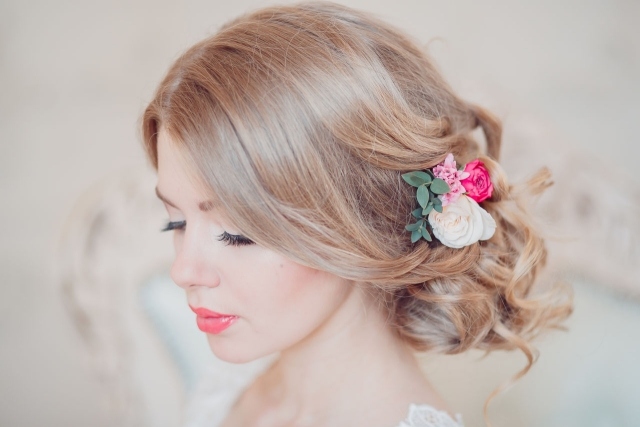 Lábios-lustrosos com flores-acessórios-de-cabelo-de-rosa com bordas de lápis
