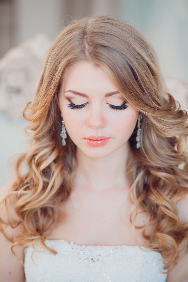 Joias de casamento e maquiagem em tons de rosa - brilho labial cabelo loiro aberto