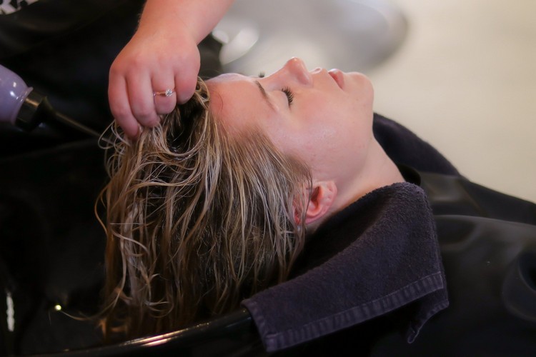Shampoo para cuidar do cabelo é assim que o cabelo absorve substâncias de tratamento