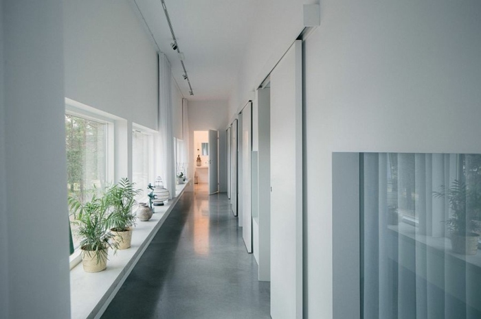 corredor branco longa casa design quarto sueco