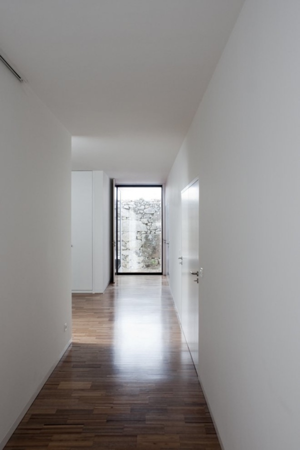 design de interiores minimalista na casa do lago
