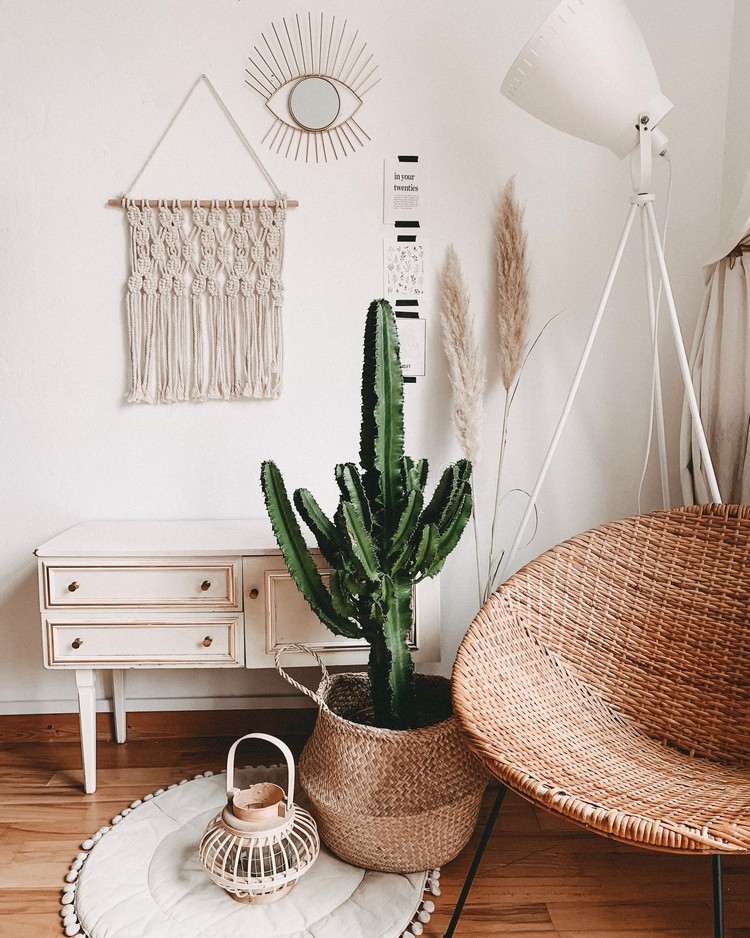 Tendências de sala de estar 2021 Poltronas de rattan e macramé como decoração de parede