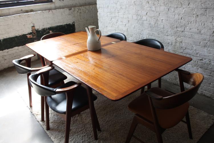 mesas de jantar-madeira maciça-design moderno-anos 50-cadeiras-couro-estofamento preto