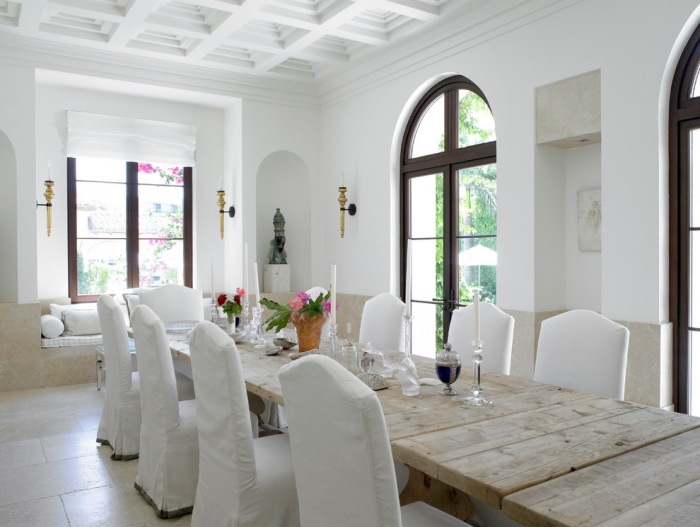 luminosas-mesas-de-jantar-feitas-de-madeira-maciça-naturalmente-tratada-sala-de-jantar-branca-mesa-decoração-castiçais