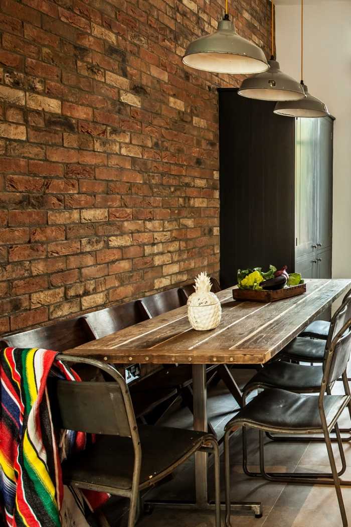 Mesa de madeira maciça - estilo industrial - parede de tijolo - idéias - cadeiras de metal