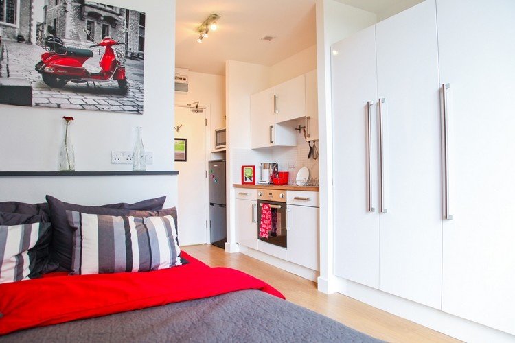 Mobiliar quartos de estudantes apartamento de um cômodo-quitinete-grande-guarda-roupa-paredes brancas