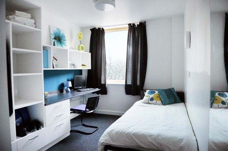 Mobiliar quartos de estudantes raros-sala de estar-cama de solteiro-prateleiras-escrivaninha-claro-interior