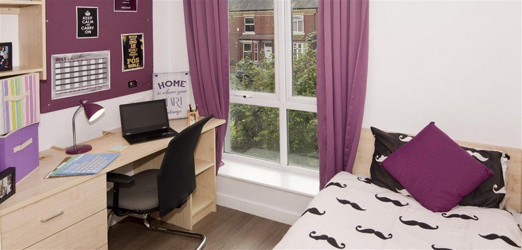 quarto de estudante-mobília-mulheres-cortinas-púrpura-quadro de avisos-janela-mesa-espaço de armazenamento