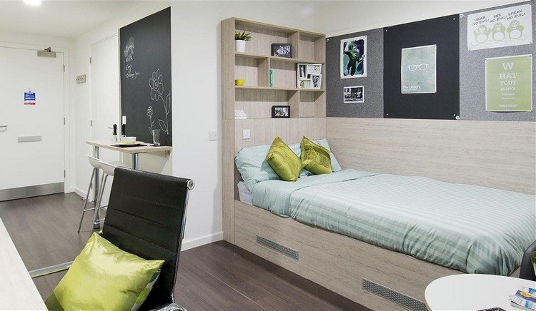 quarto-aluno-mobília-cama-de-solteiro-prateleiras-parede-decoração-quadro de avisos-notas
