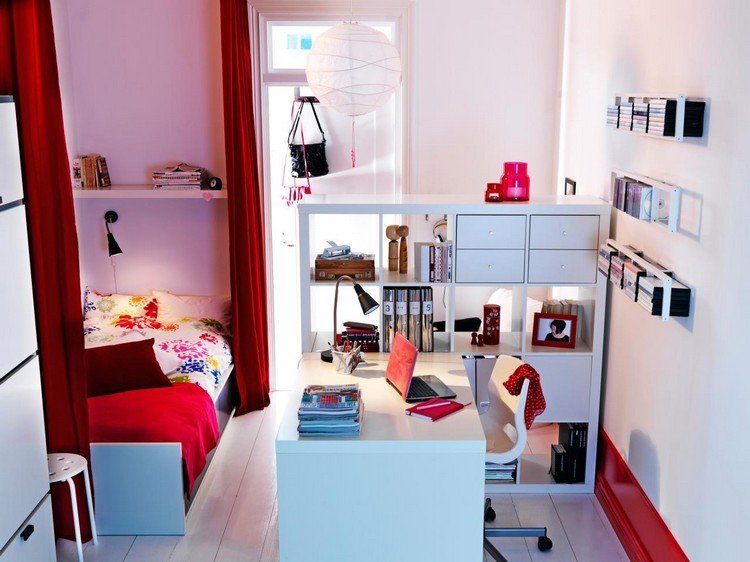 quarto de estudante-mobília-vermelho-branco-mesa-meio-cama-cortinas-luz insuficiente