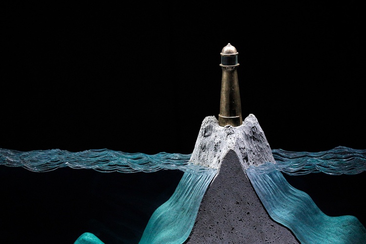 Farol de latão com vidro flutuante de concreto