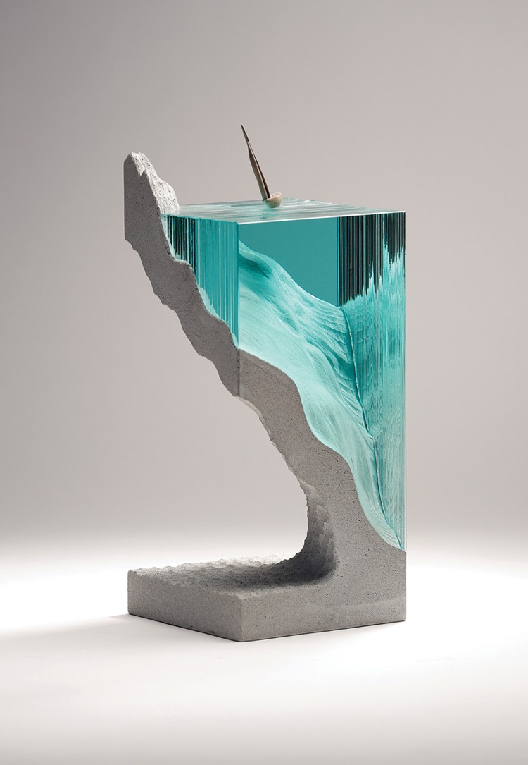 Escultura de barco à vela de latão em vidro float azul turquesa