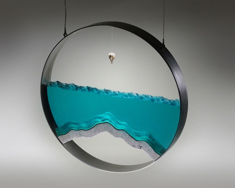 Escultura de vidro com ondas do mar em anel de aço inoxidável