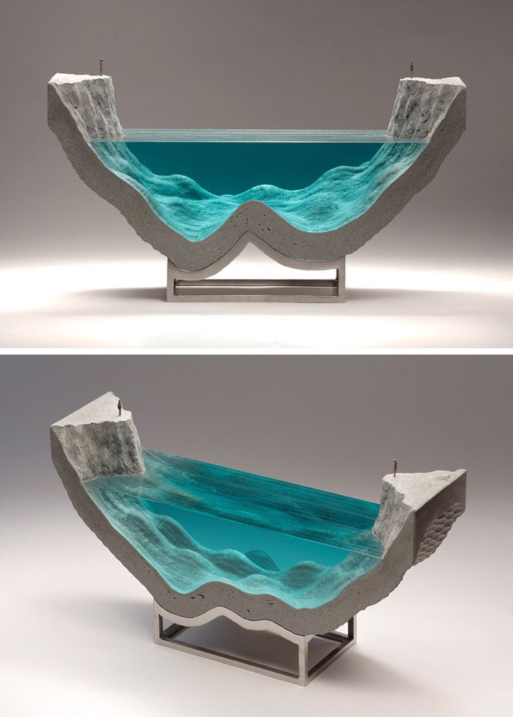 Escultura de concreto de vidro flutuante na costa do oceano