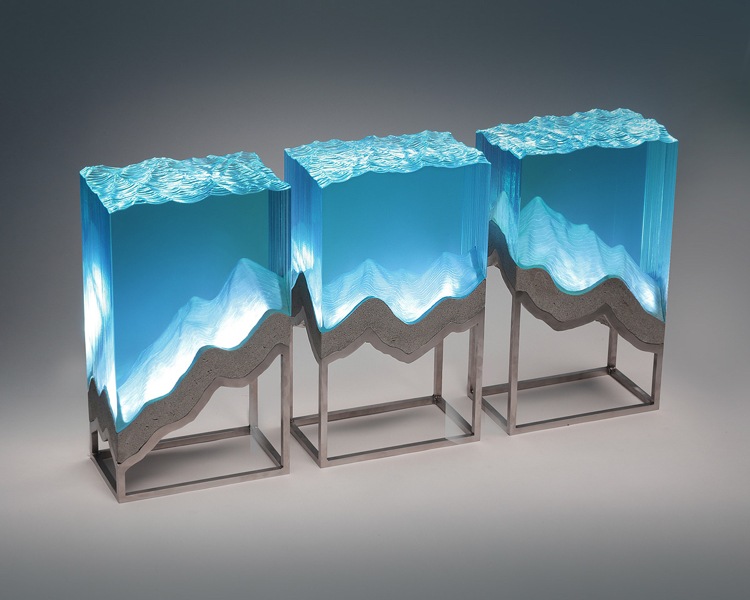 Escultura de vidro flutuante azul fundo do mar de concreto