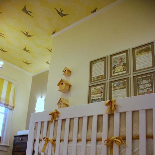 decoração de teto amarelo no quarto das crianças