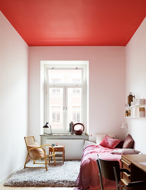 sala com teto pintado de vermelho